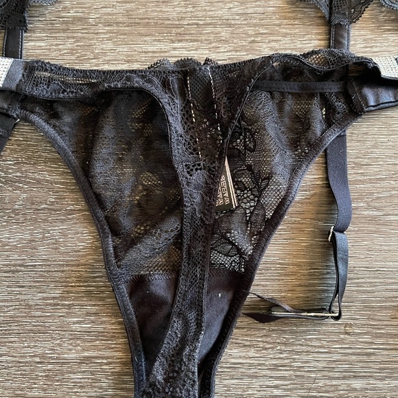 Victoria's Secret Black Lace Bra and Garter Set - Picture 8 of 10